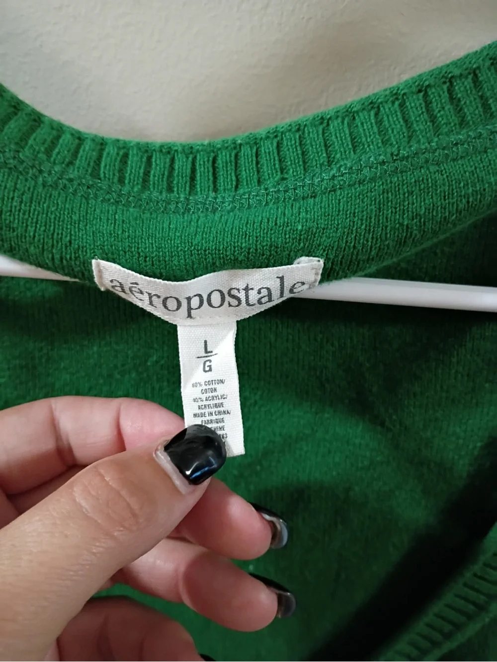Aeropostale Women's Kelly Green V-Neck Sweater